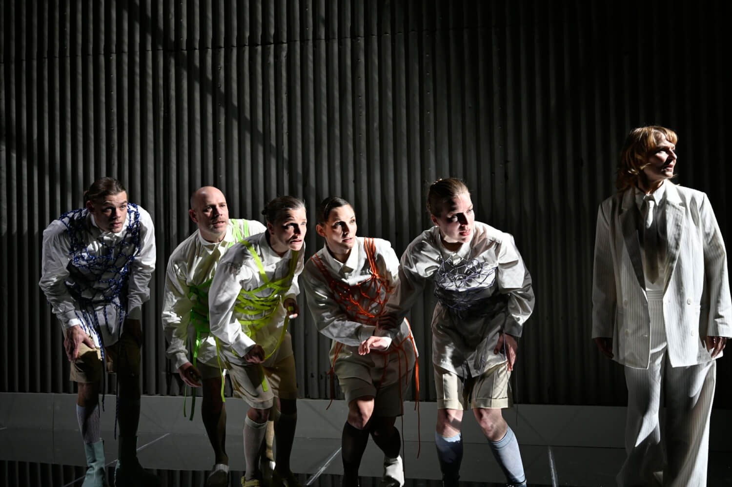 Paul Trempnau. Marco Matthes, Jenny Weichert, Nathalie Thiede und Tara Helena Weiß stehen nebeneinander in einer Reihe. Sie alle schauen in Richtung von Andrea Strube, die die Vorhut bildet.