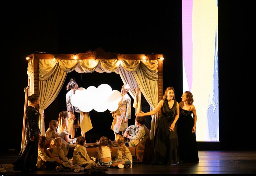 Rheintöchter Woglinde, Wellgunde und Floßhilde mit Kinderstatisterie in „Das Rheingold“ an der Oper Köln im Staatenhaus