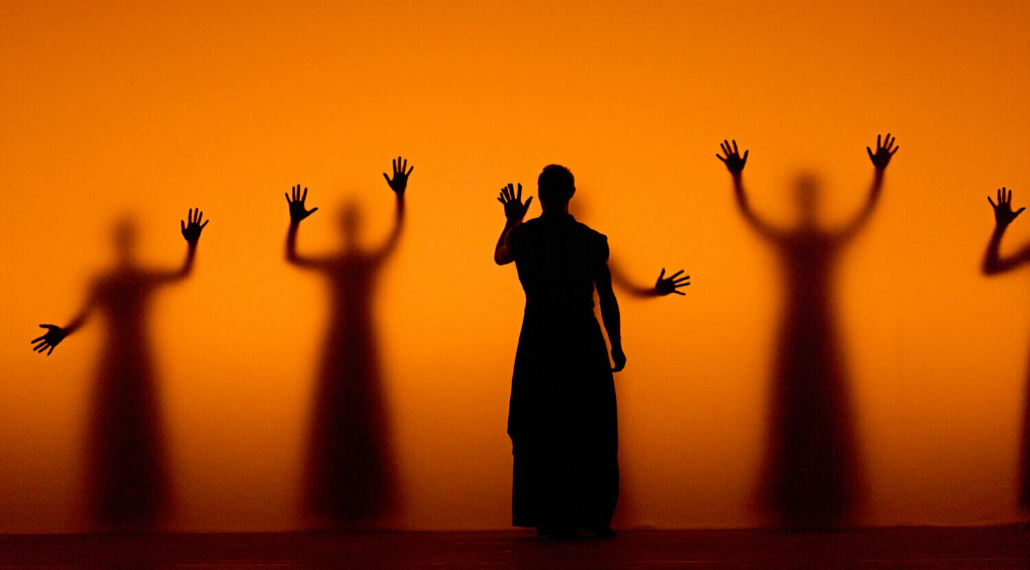 James Kirby Rogers und Ensemble in „Vertical Road“ aus dem Doppelabend „Wings and Feathers“ von Stephanie Lake und Akram Khan an der Semperoper Dresden.