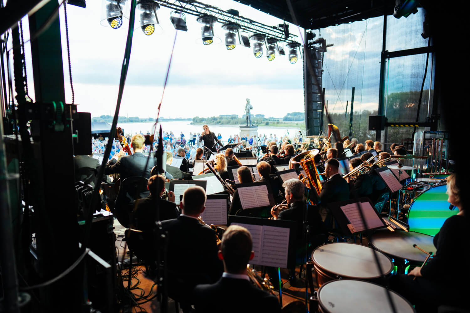 Das Kyiv Symphony Orchestra von der seitlichen Hinterbühne aus fotografiert.