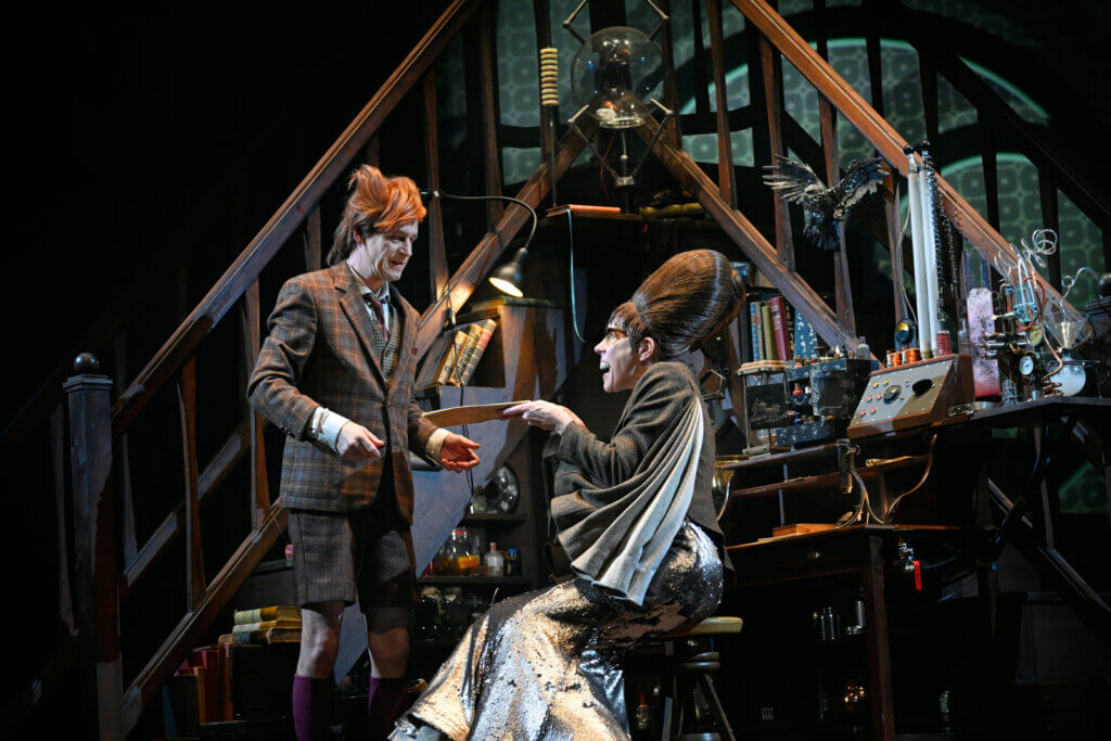 Hildegunst von Mythenmetz (Jan-Peter Kampwirth) und Phistomefel Smeik (Ute Hannig) unterhalten sich auf einer Treppe.