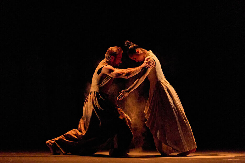 Jon Vallejo und Sarika Emi in „Vertical Road“ aus dem Doppelabend „Wings and Feathers“ von Stephanie Lake und Akram Khan an der Semperoper Dresden.