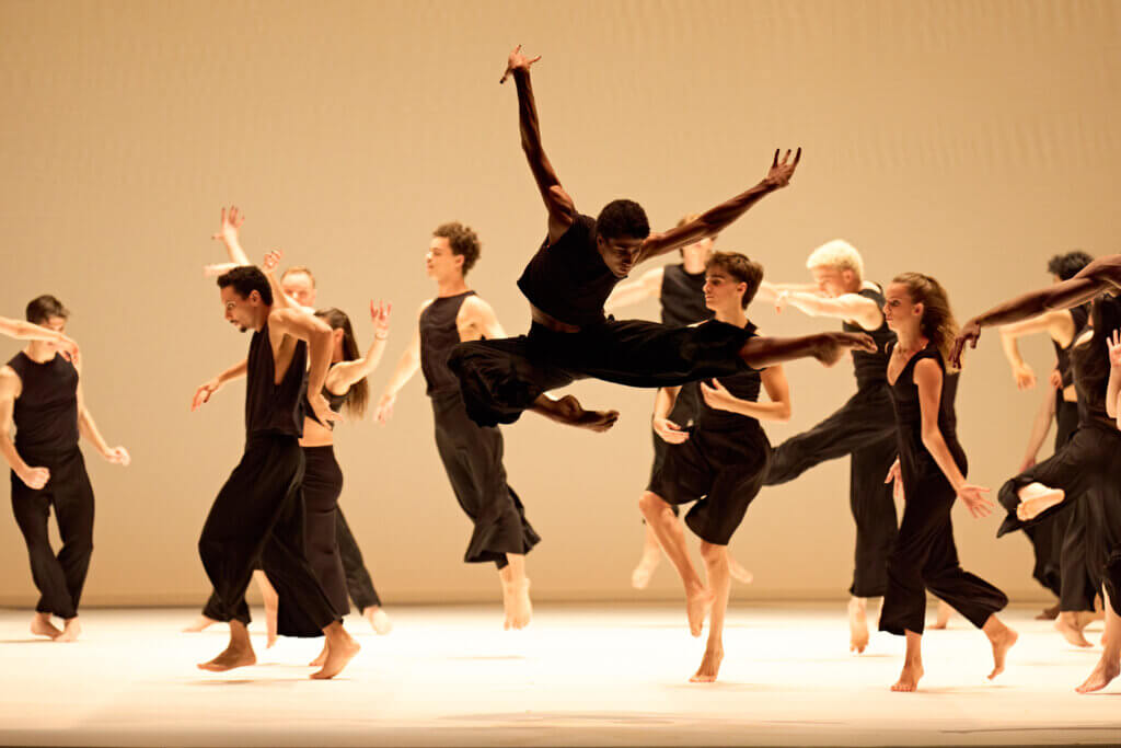 Damiano Felici und Ensemble in „Colossus“ aus dem Doppelabend „Wings and Feathers“ von Stephanie Lake und Akram Khan an der Semperoper Dresden.