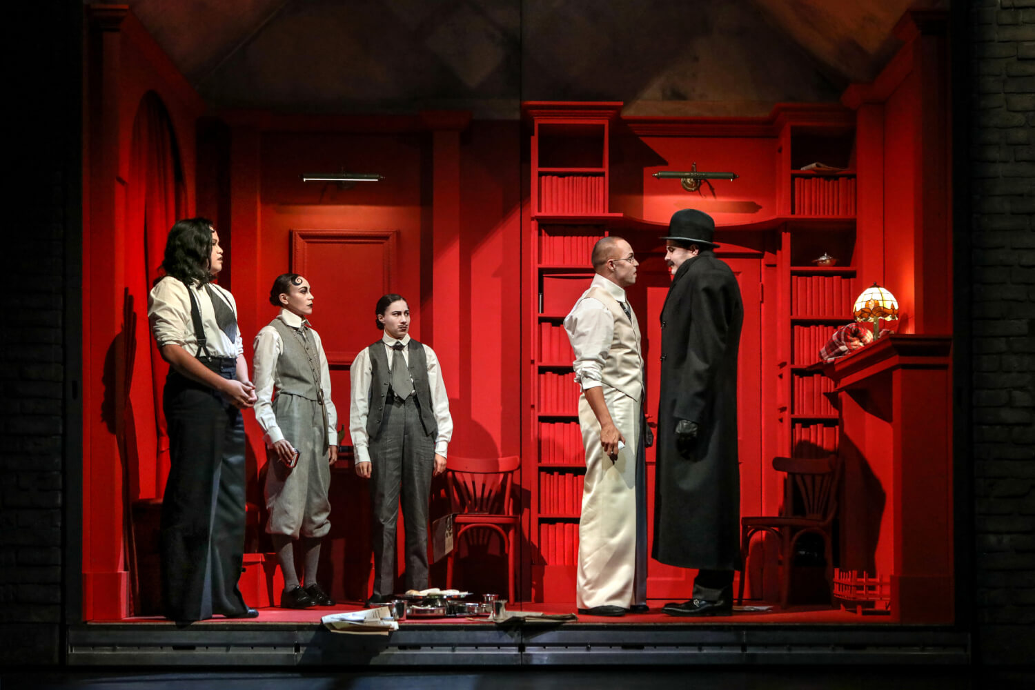 Savakar und Curzon Wyllie stehen sich im Indie House direkt gegenüber. Hinter Savakar stehen die restlichen indischen Freiheitskämpfer und beobachten bestürzt die Auseinandersetzung.