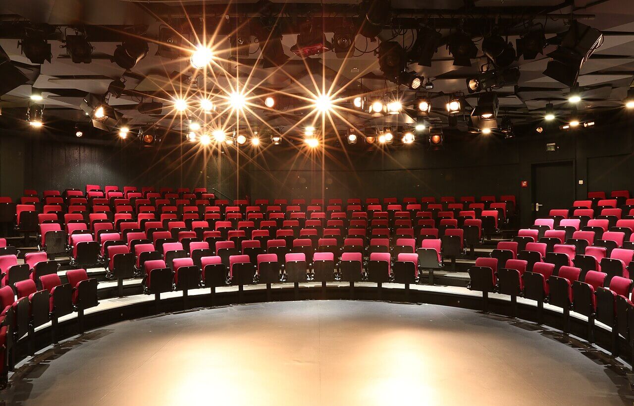 ZU sehen ist der halbrunde Zuschauerraum des Contra-Kreis-Theater in Bonn.