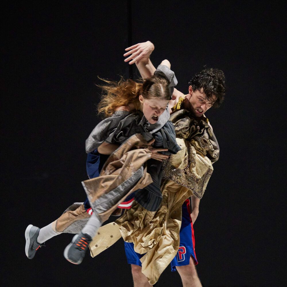 „À la carte“ von Ioannis Mandafounis der Dresden Frankfurt Dance Company. Eine Tänzerin und ein Tänzer mit starkem Ausdruck.