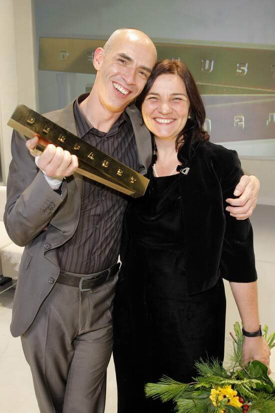 Zwei Personen mit einer Trophäe