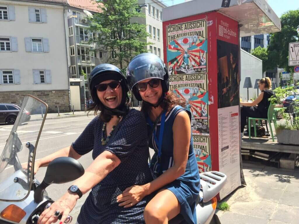 Zwei Personen auf einer Wespa