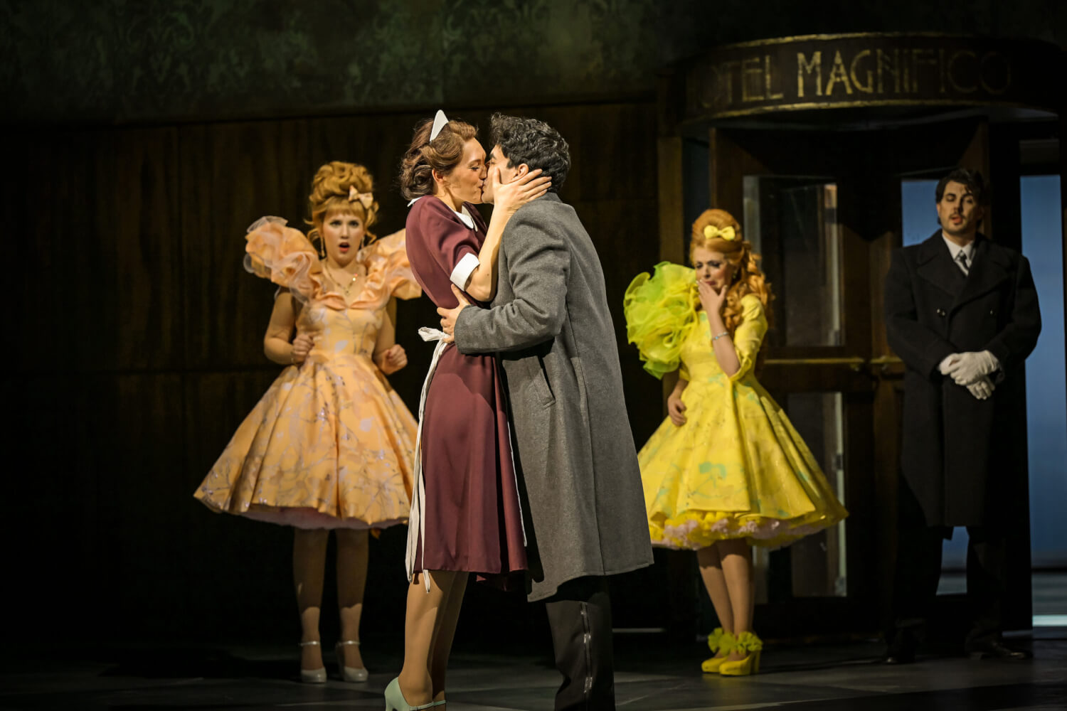 Angelina (Verena Tönjes) und und Don Ramiro (Pablo Martinez) und küssen sich inniglich.