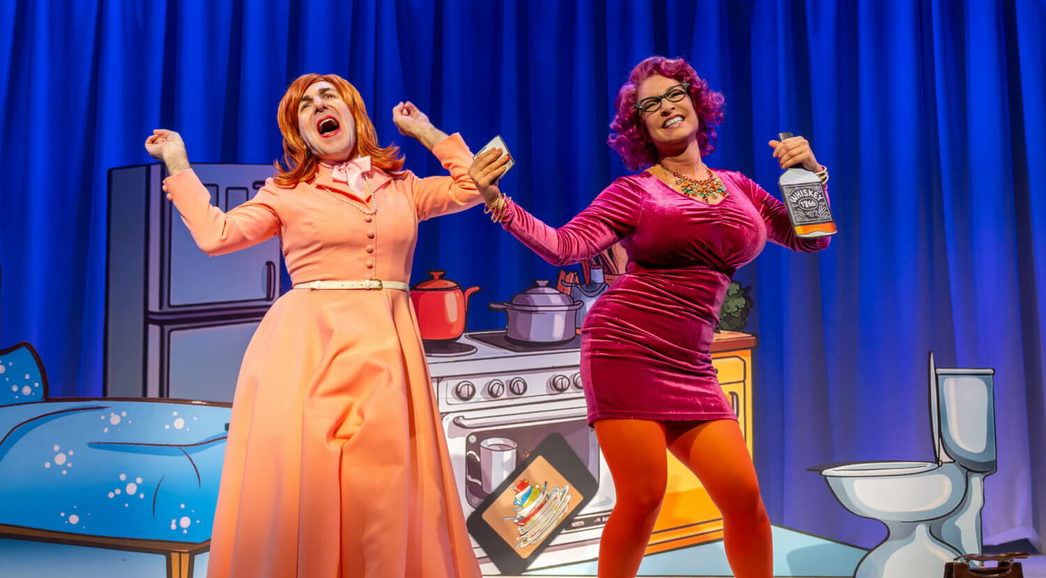 Zwei Personen tanzen überschwinglich nebeneinander. Eine der beiden ist der unerkannte Mörder. Im Hintergrund stehen gemalte Möbel: ein Bett, ein Herd sowie eine Toilette.