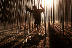 Schlussbild: Zwilling (Ole Lagerpusch) und die Leiche das Vaters (Risto Kübar).