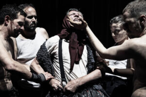 Gruppenbild mit vier Zwillingen und Großmutter (Pierre Bokma) aus dem „grossen Heft“ in Bochum.