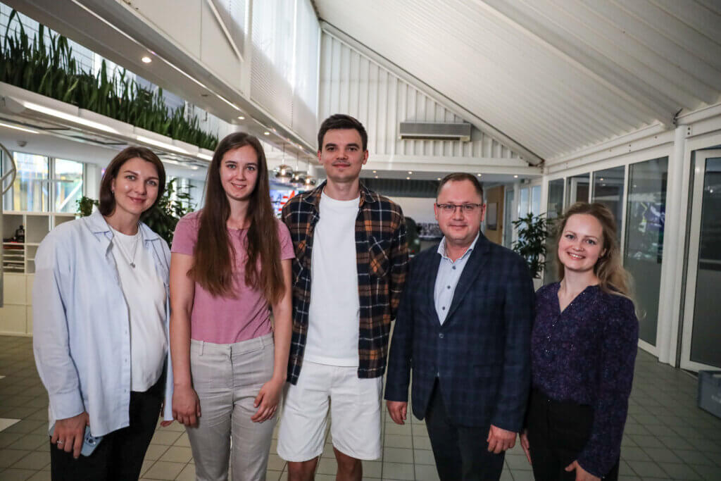 Zwei Frauen, zwei Männer und eine Frau stehen von links nach rechts aufgereiht.