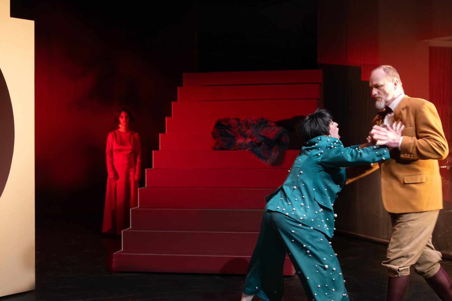 Anna Cavaliero stößt Brian Davis von sich. Im Hintergrund steht Laila Salome Fischer.