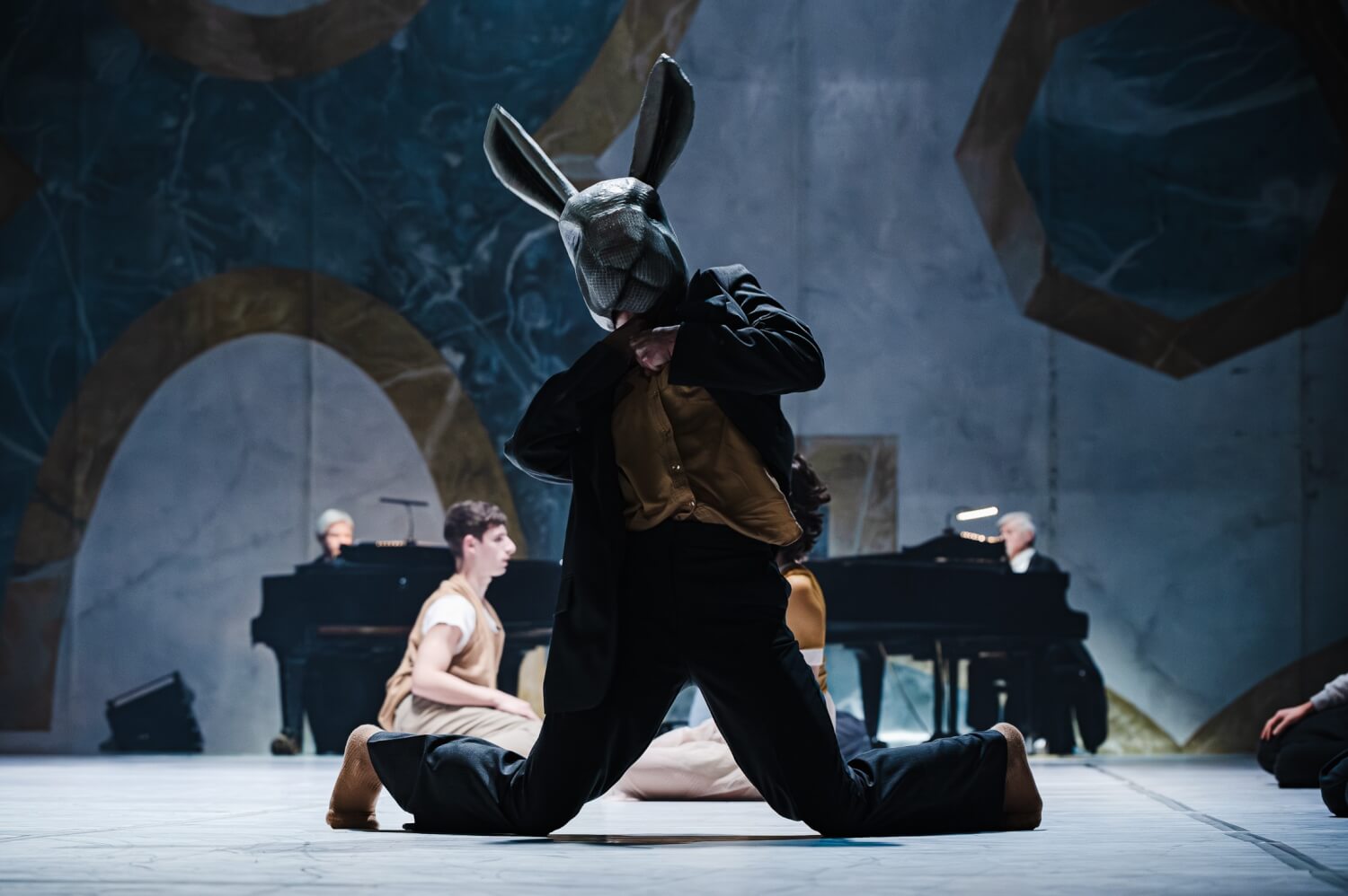 Tänzerin Marie Ramet mit einer Tiermaske in „Cantos“ von Maciej Kuźmiński am Hessisches Staatstheater Wiesbaden