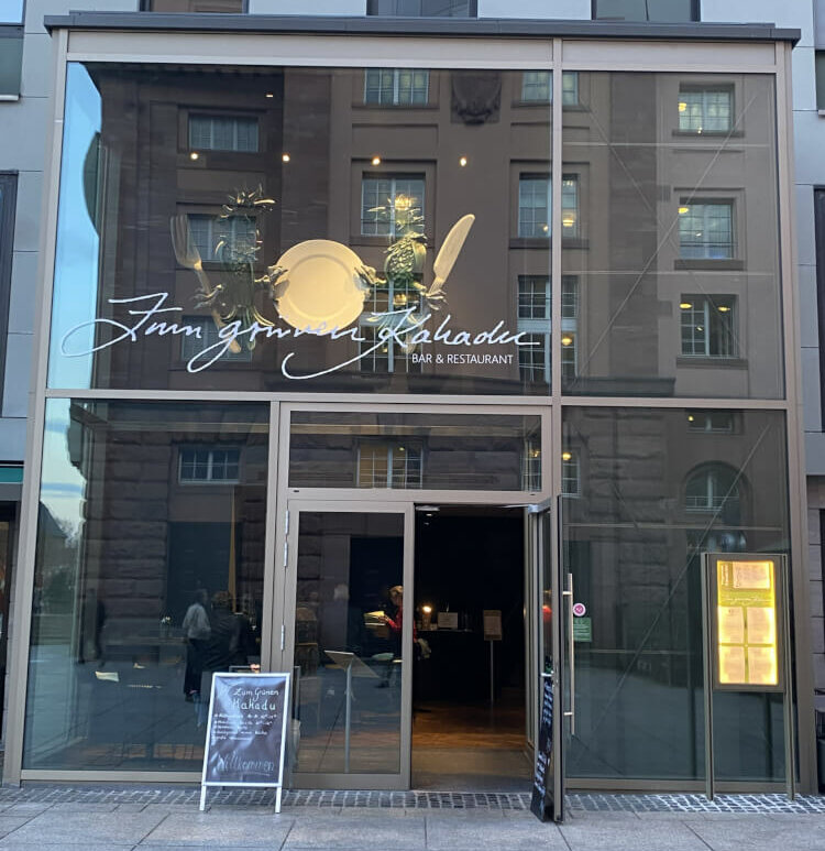 Außenansicht Eingang des Theaterrestaurants Zum grünen Kakadu.