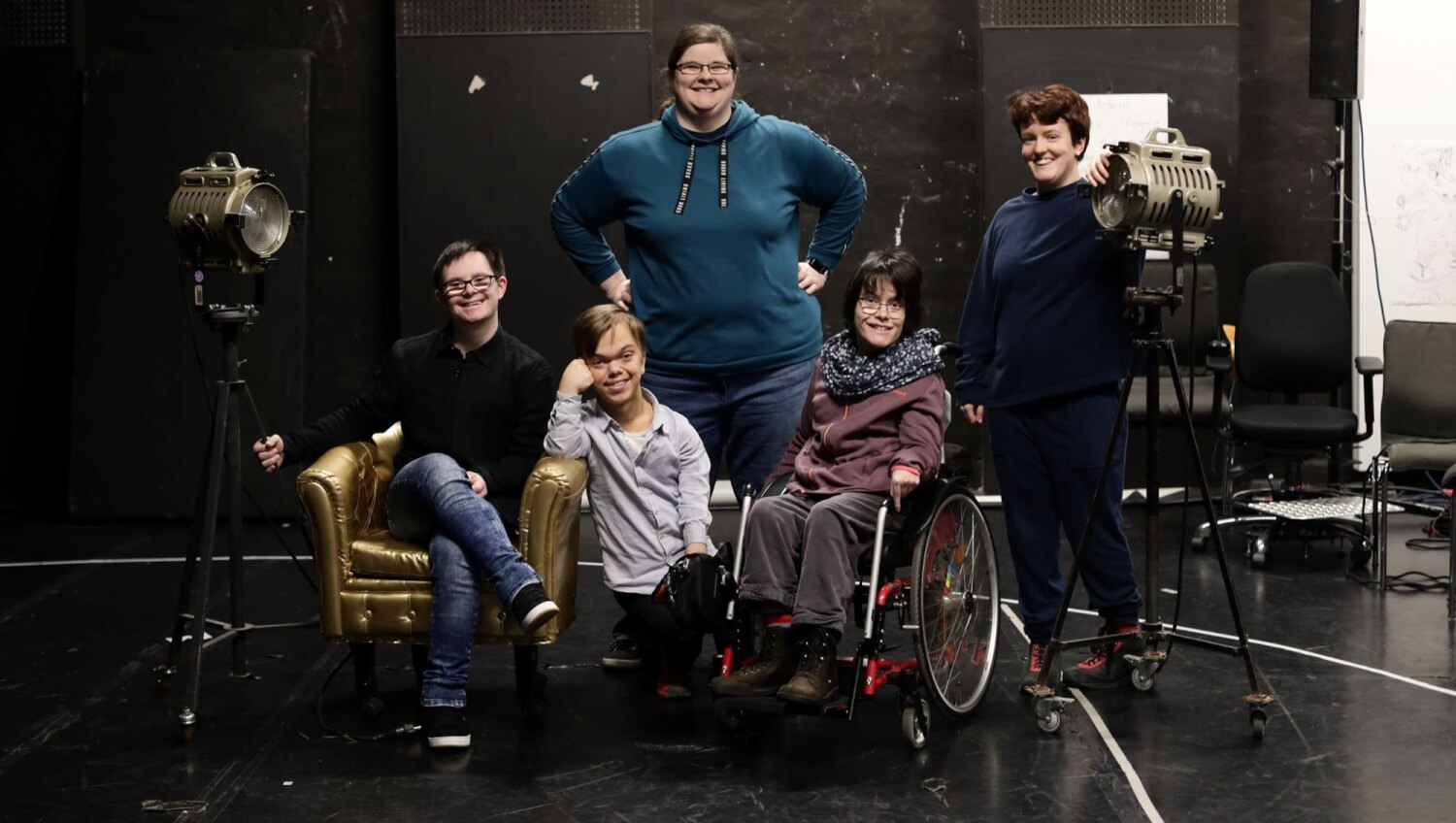 Gruppenfoto vom inklusiven Studio für Schauspieler:innen, Studiyou. Fünf Personen blicken in die Kamera und lächeln.