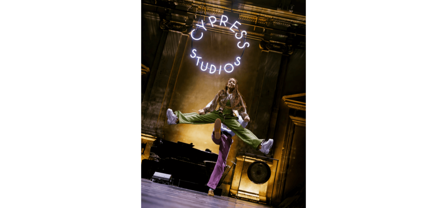 Eine Darstellerin im Sprung fotografiert