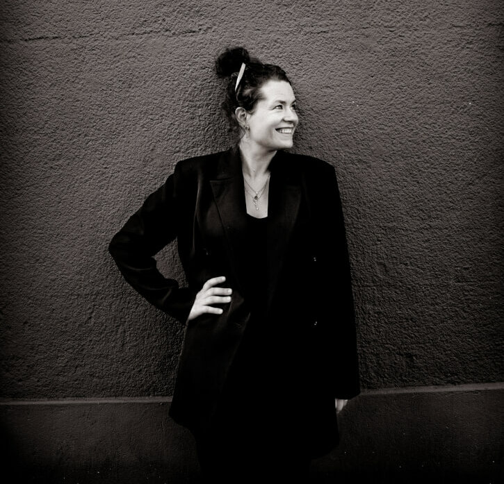 Schwarz-weiß-Porträt der schwedischen Comiczeichnerin Liv Strömquist.