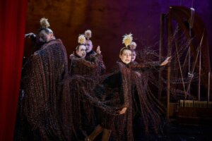 Szene mit (v.l.) Edmund Telgenkämper, André Benndorff, Martin Weigel, Johanna Eiworth und Annika Neugart aus „Play Auerbach".