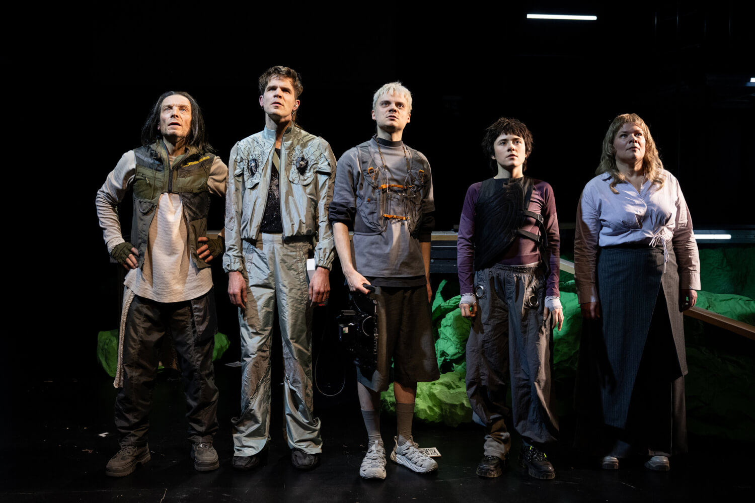 Aufführungsfoto von „Immer nach Hause“ nach Ursula K. Le Guin von F. Wiesel am Theater Heidelberg. Fünf Personen stehen nebeneinander und schauen nach vorne.