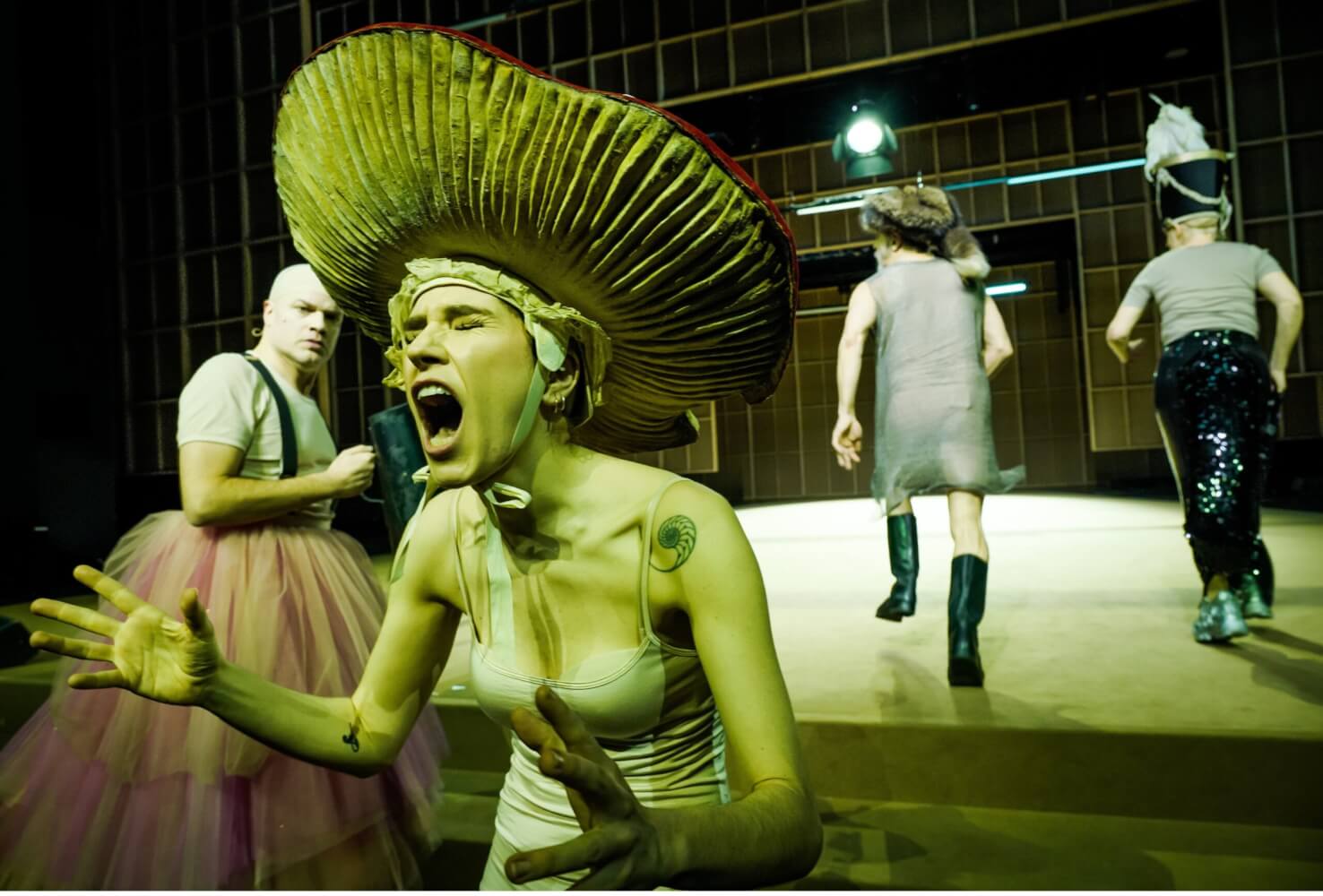 Szene mit (v.l.) Andreas Vögler, Lotte Schubert, Sebastian Kuschmann und Katharina Linder