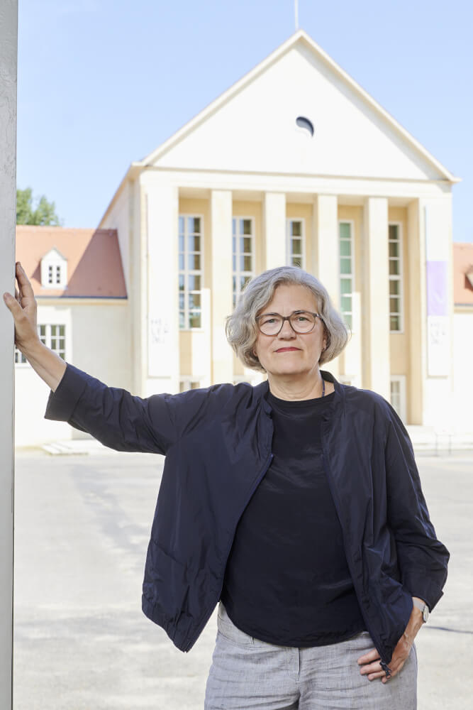 Carena Schlewitt vor dem Gebäude von Hellerau - Europäisches Zentrum der Künste.