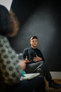 Schauspielstudent Pierre Ivo Hase bei der Gesprächsrunde in der Hochschule für Musik und Darstellende Kunst in Frankfurt am Main