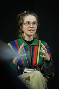 Schauspielerin Sonia Glade bei der Gesprächsrunde in der Hochschule für Musik und Darstellende Kunst in Frankfurt am Main