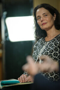 Schauspielpropfessorin Marion Tiedtke bei der Gesprächsrunde in der Hochschule für Musik und Darstellende Kunst in Frankfurt am Main