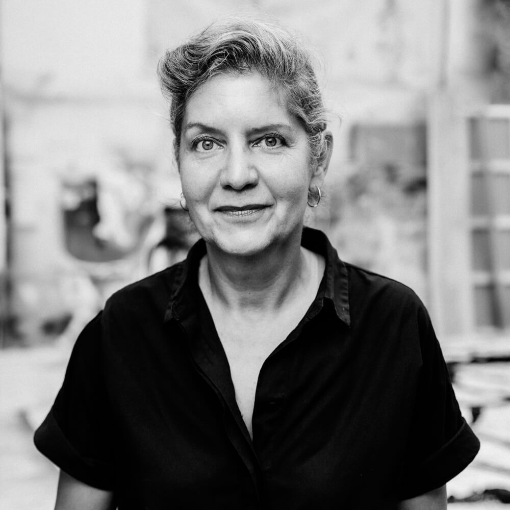 Zu sehen ist Schirin Khodadadian, Co-Intendantin des Deutschen Theater Göttingen ab der Spielzeit 2027/28 in einem schwarz-weiß Porträt.