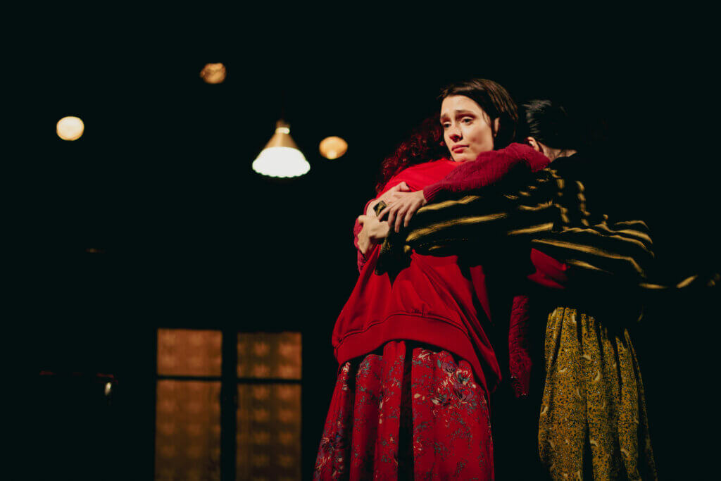 „Töchter“ (2024) am Teatr Lesi erzählt von Erbe Schutz und Trost in einem Zuhause unter Besatzung und fragt ob Hoffnung im wirklichen Leben zuerst stirbt.