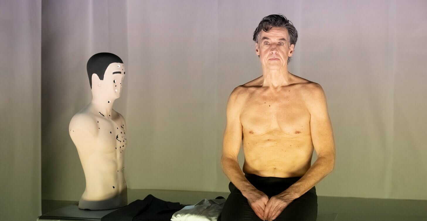 Adrian Linke in der Anfagsszene von „Farbe“