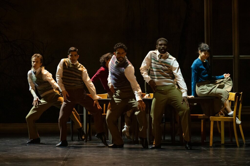 Sechs Tänzer:innen auf der Bühne in symmetrischer Bewegung aus dem Stück „Die Schwäne“ am Theater Münster