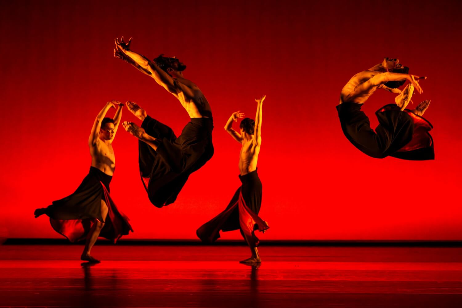 "Next Wave - Masters of Dance - Visionen der Moderne" am Landestheater Eisenach. Choreografie: "The Hunt" (Robert Battle) | Paul Kenny, Andrea De Marzo, Davide Benigni, Luigi Cifone.