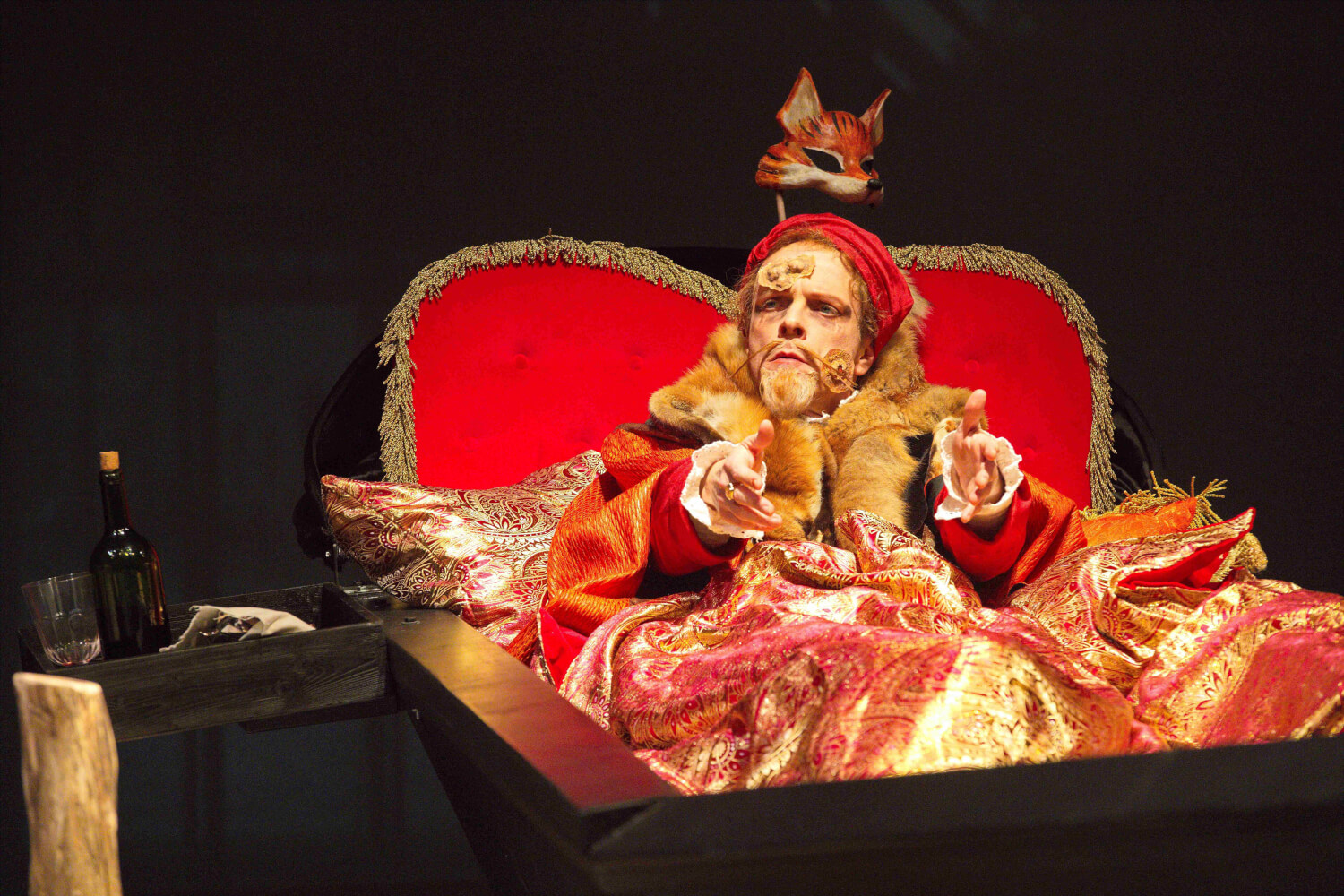 Hagen Ritschel (Volpone) sitzt in einer gepolsterten Gondel und schaut gebieterisch nach vorn.