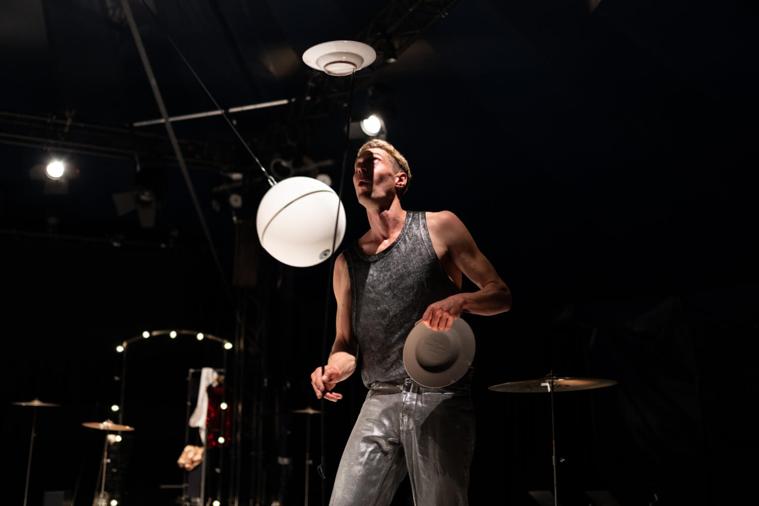Julian Vogel in „Ceramic Circus“ beim Circus Dance Festival in Köln.