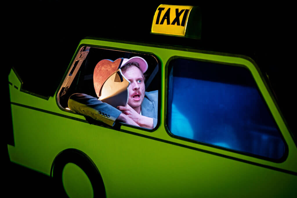 Jakob Ferdinand Lenk sitzt auf der Rückbank eines Taxis.