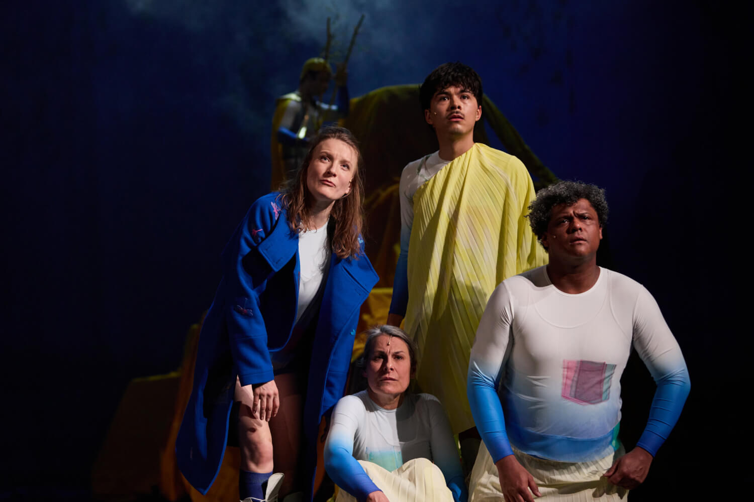 (v.l.n.r.): Marie Dziomber, Marion Bordat, David Gaviria, Amadeus Köhli und Alban Mondschein stehen als Gruppe auf der Bühne und schauen verunsichert nach vorn.