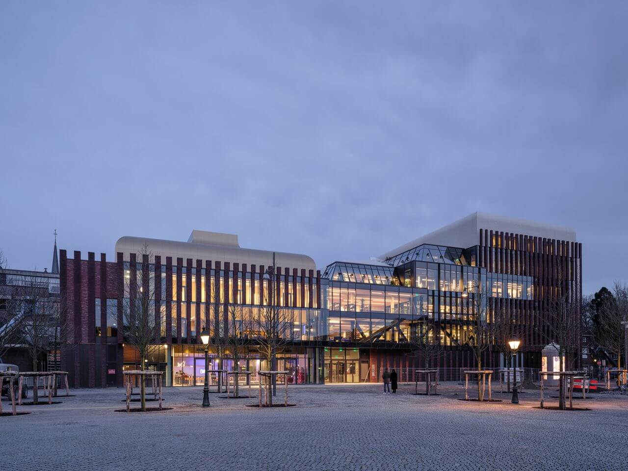 Das Theater aan de Parade in ’s-Hertogenbosch. Eine Aufnahme des Gebäudes in der Dämmerung.