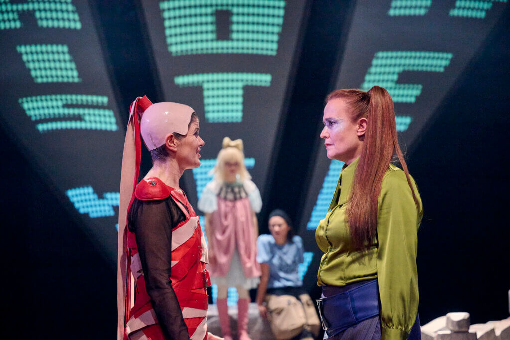 Jennifer Kornprobst (Kassandra) und Susanne Weckerle (Klytaimnestra) stehen sich gegenüber.