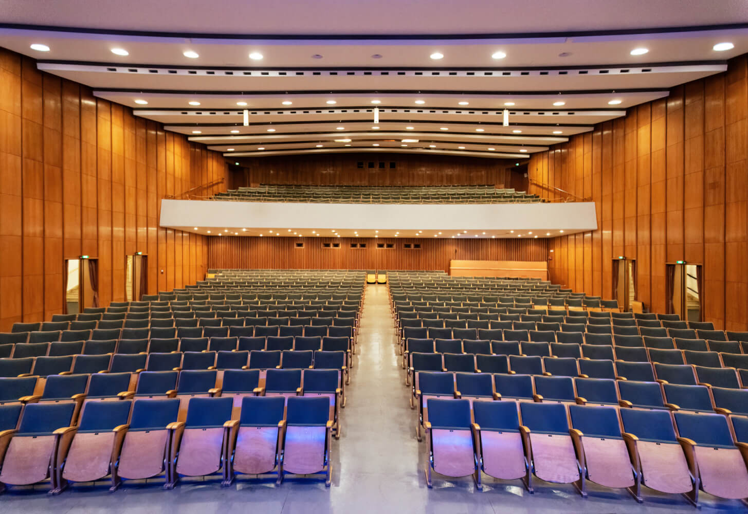 Zu sehen ist der Publikumsbereich des Ernst-Reuter-Saals.