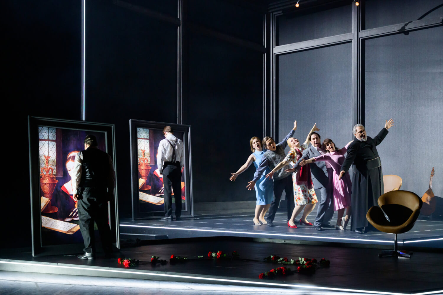 Zwei Personen stehen mit dem Rücken zum Publikum, den Blick nach links gewandt. Der Rest steht in deiner Reihe, die Arme freudig ausgestreckt, als würden sie eine Überraschung präsentieren.