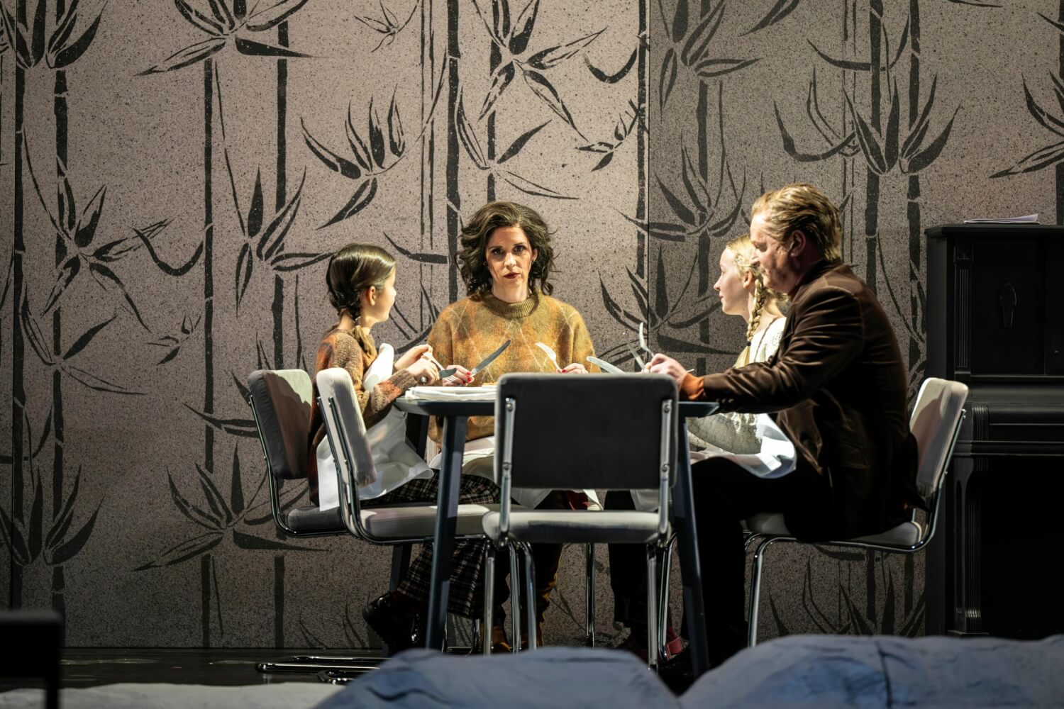 „Brokeback Mountain“ von Charles Wuorinen am Theater Erfurt. Eine Familie mit zwei Töchtern sitzt am Esstisch und schaut sich mürrisch an.