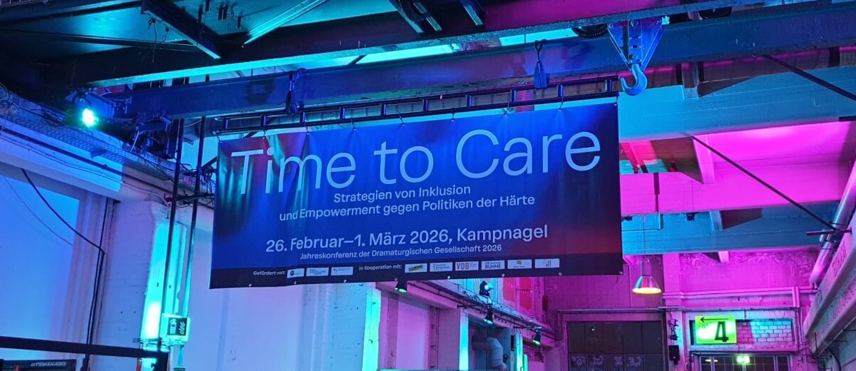 Ein Banner auf dem „Time to Care“ steht