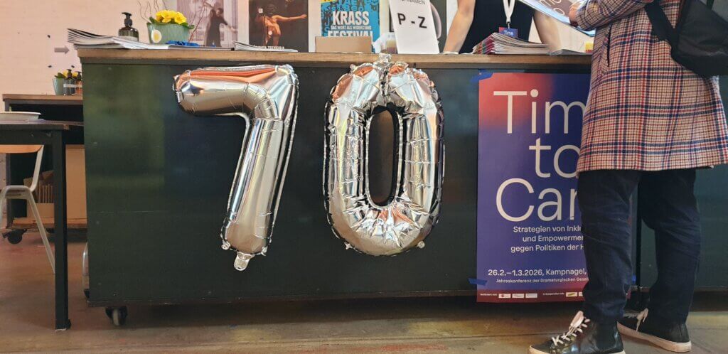 eine große Ballon-70, an einem Stand mit Prospekten befestigt