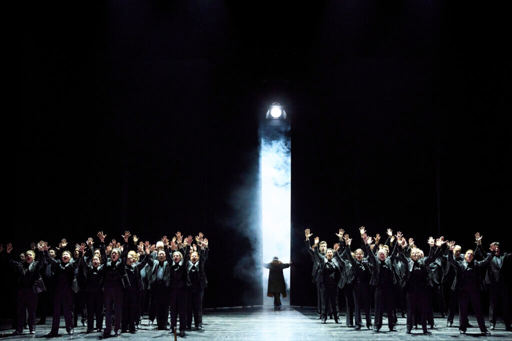 Szene aus dem Psalm 130 von Lili Boulanger mit Katrin Gerstenberger als Eva und dem Chor.