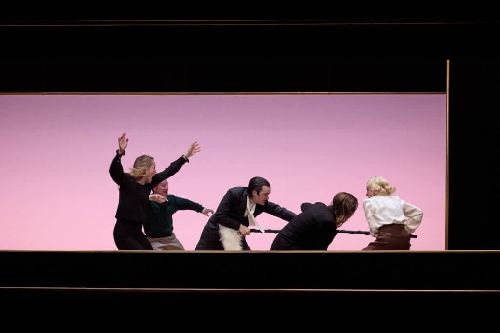 Johanna Eiworth, Stefan Merki, Vincent Redetzki, Maren Solty und Eva Bay ziehen alle streitend an einem Stab.