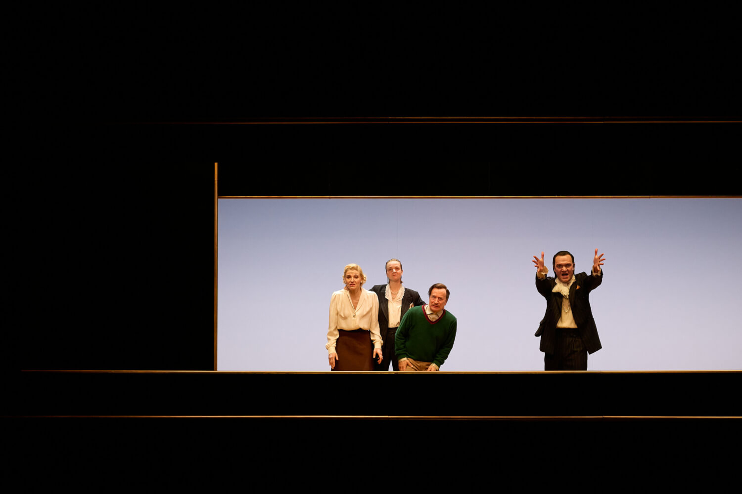 Eva Bay, Maren Solty, und Stefan Merki stehen in einer Dreiergruppe und starren ins Publikum. Vincent Redetzki zeigt anklagend in diese Richtung.