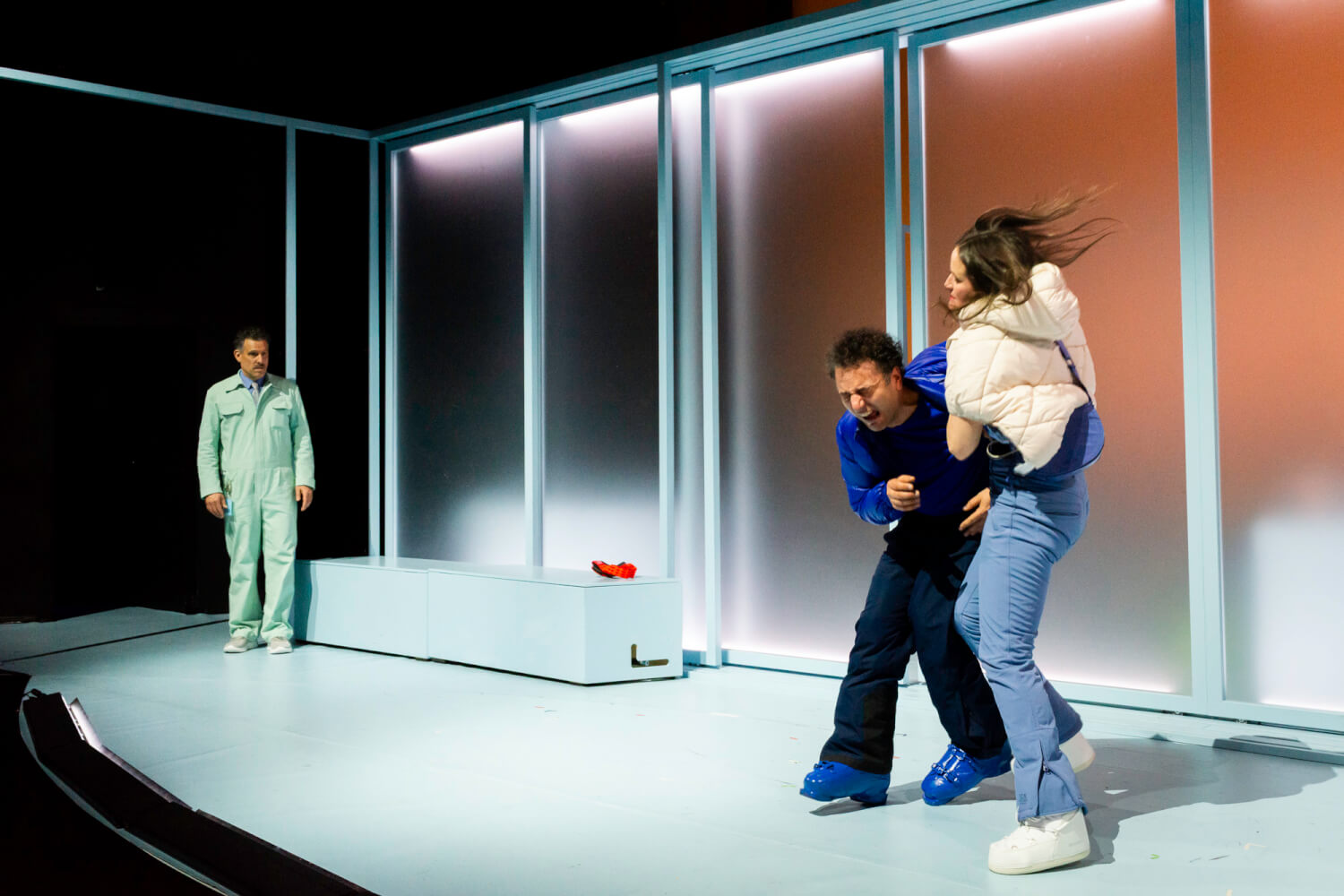 drei Personen auf einer Bühne